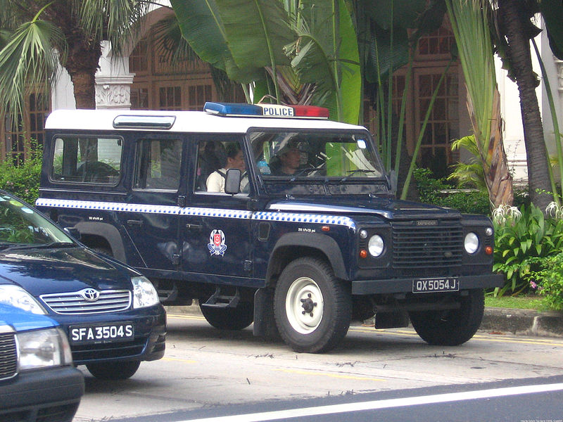 File:Singapore Police Force Land Rover Defender near Raffles Hotel, Singapore - 20060623.jpg
